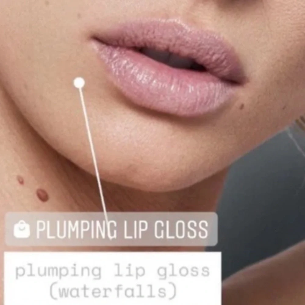 r.e.m. Beauty On Your Collar Plumping Lipgloss Waterfalls